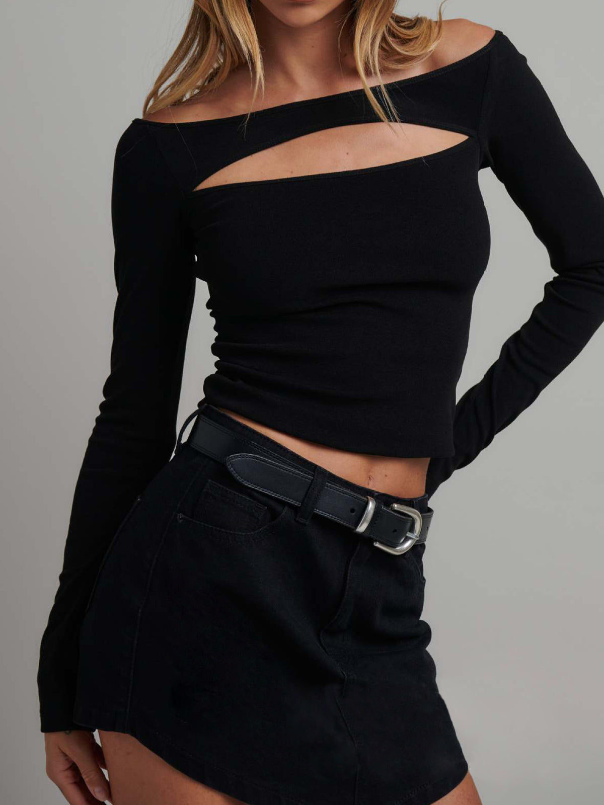 Kapalı Omuz Kesimli Uzun Kollu Crop Top
